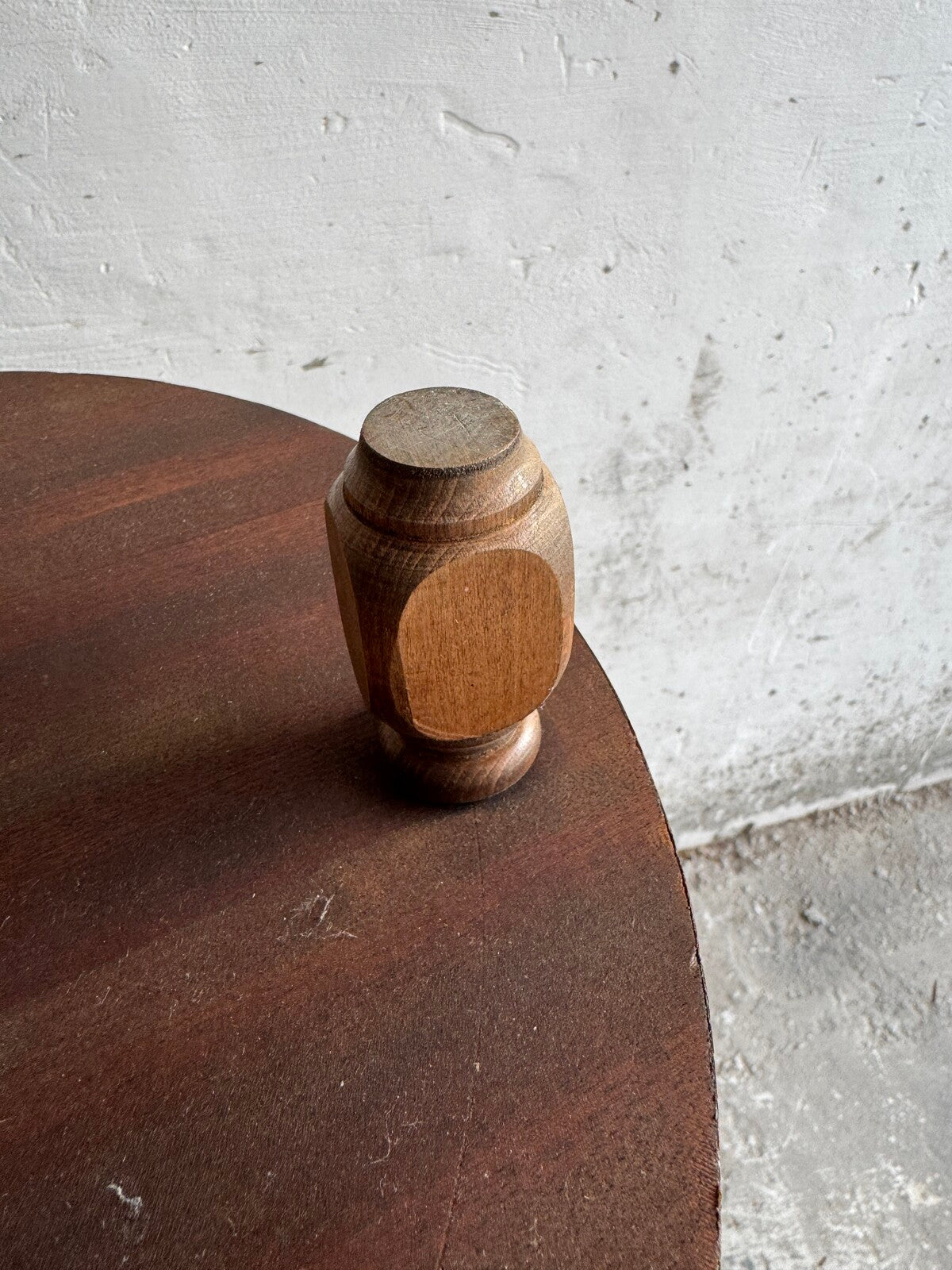 Set van 2 houten brutalistische bijzettafels