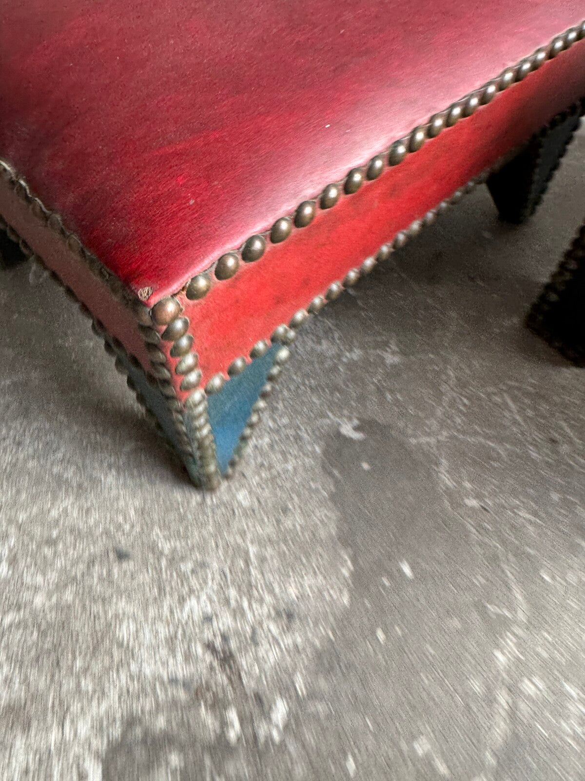 Set van 2 lederen poefs met genagelde naad