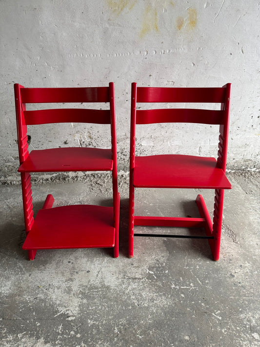 Set van 2 rode kinderstoelen in verstelbare schoolstijl (jaren 90)