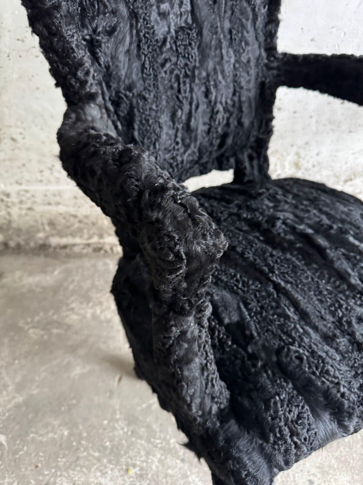 Set of 2 theatrical armchairs in black feather fabric