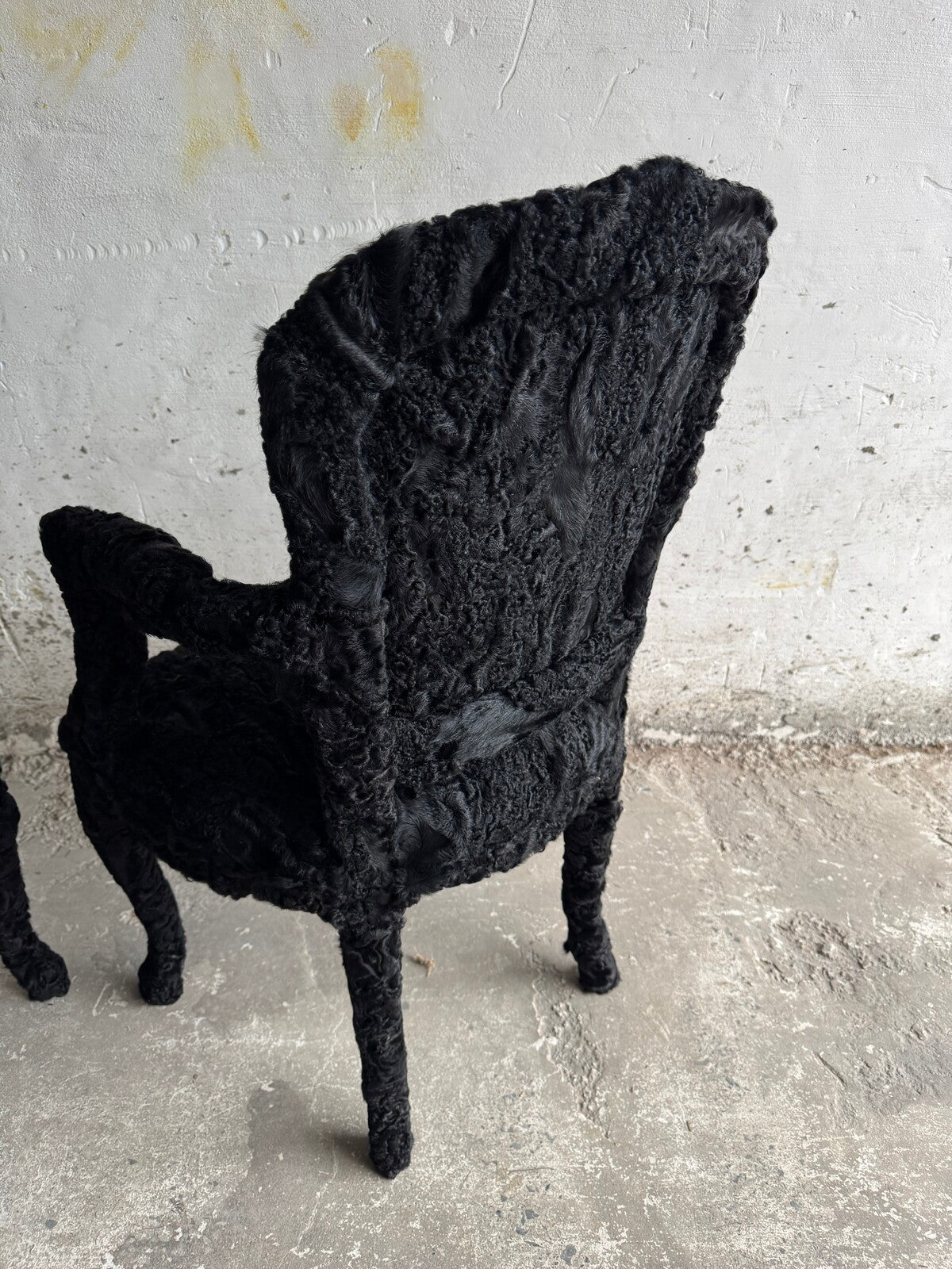 Set of 2 theatrical armchairs in black feather fabric