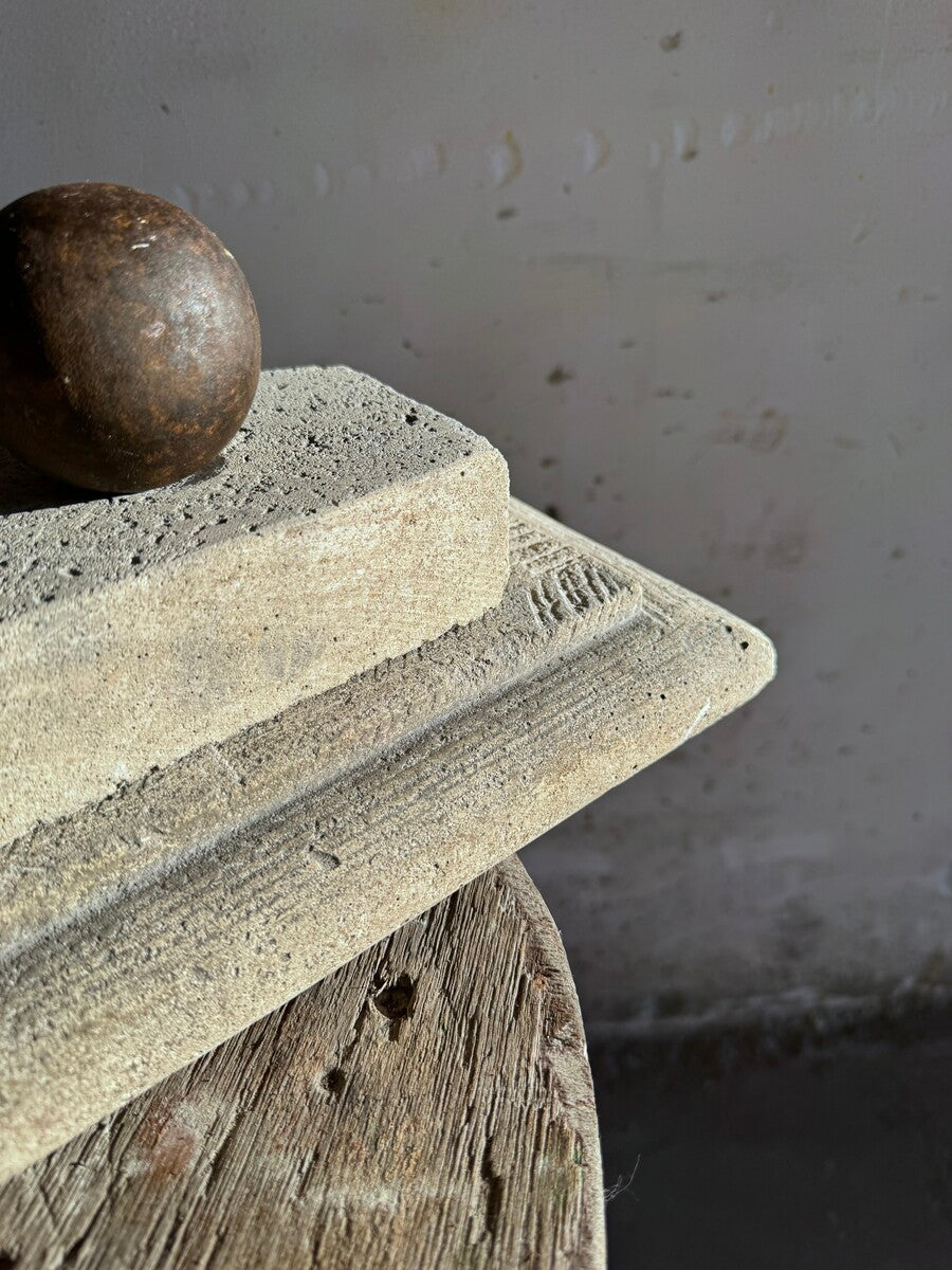 Set of 4 cannonballs on pedestal – Walter De Buck