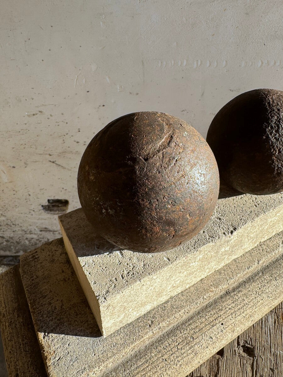 Set of 4 cannonballs on pedestal – Walter De Buck