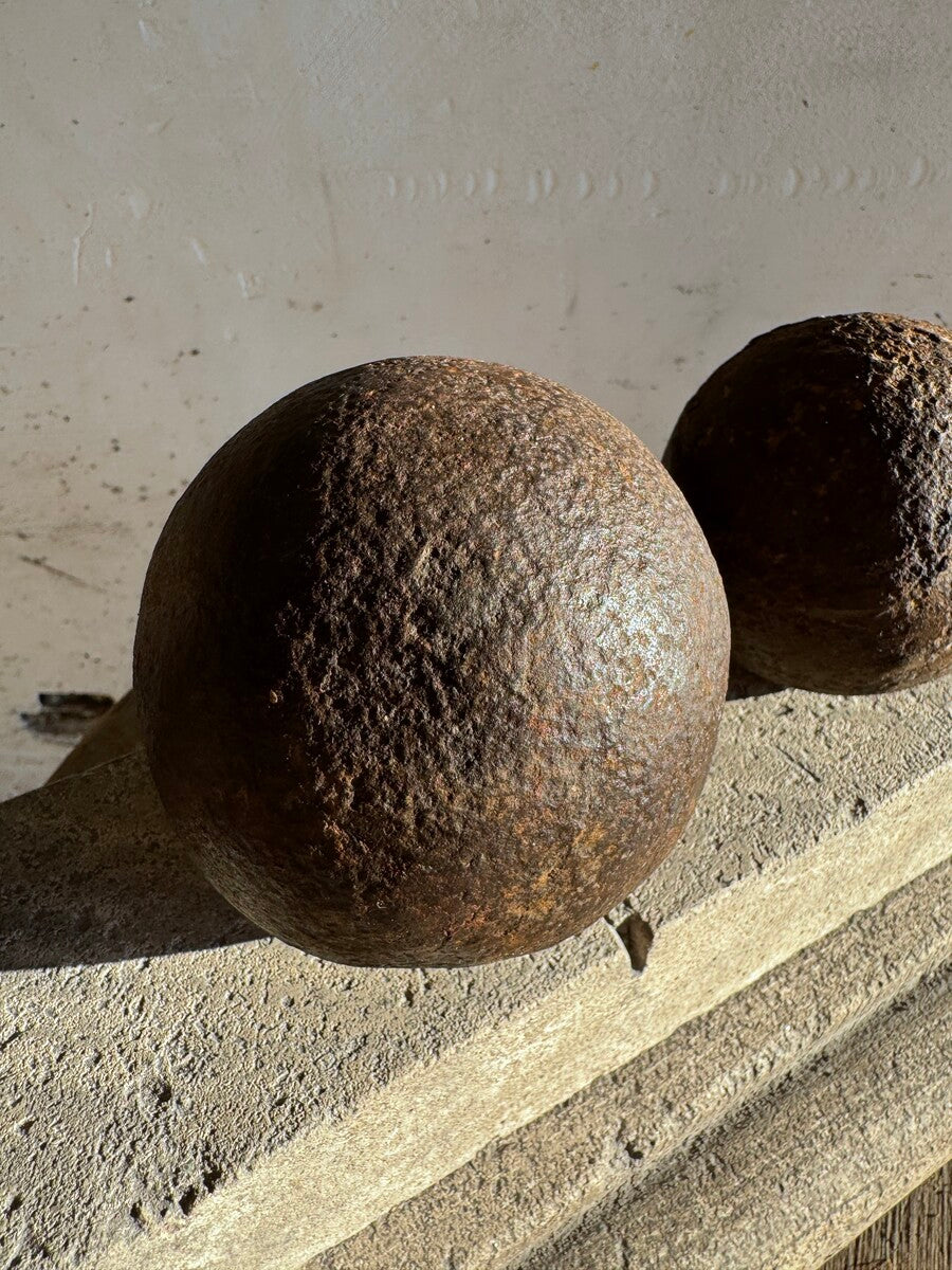 Set of 4 cannonballs on pedestal – Walter De Buck
