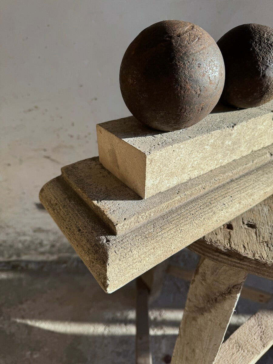 Set of 4 cannonballs on pedestal – Walter De Buck
