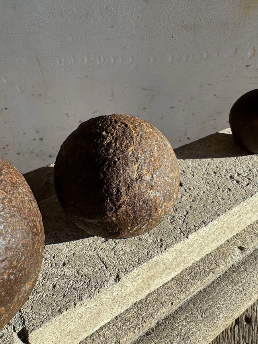 Set of 4 cannonballs on pedestal – Walter De Buck