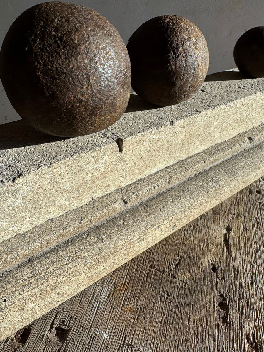 Set of 4 cannonballs on pedestal – Walter De Buck