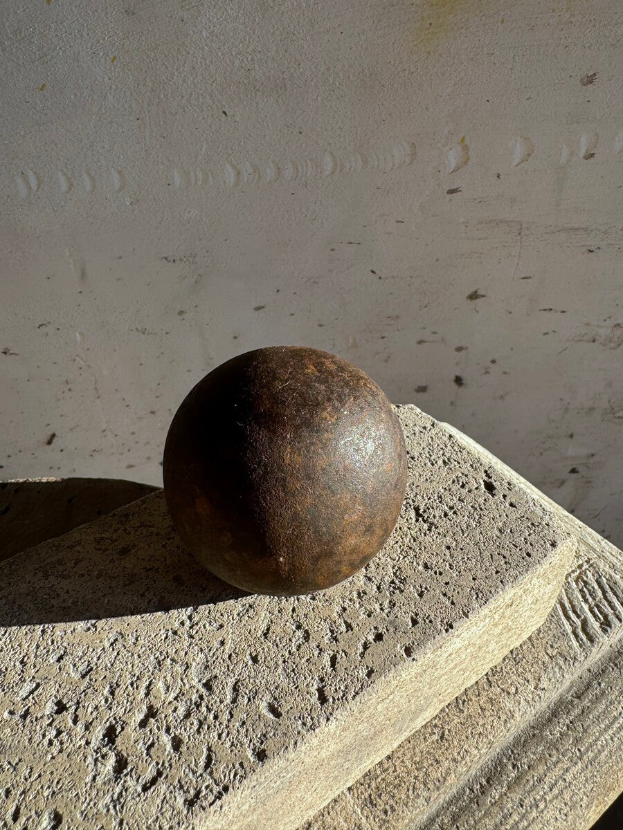 Set of 4 cannonballs on pedestal – Walter De Buck