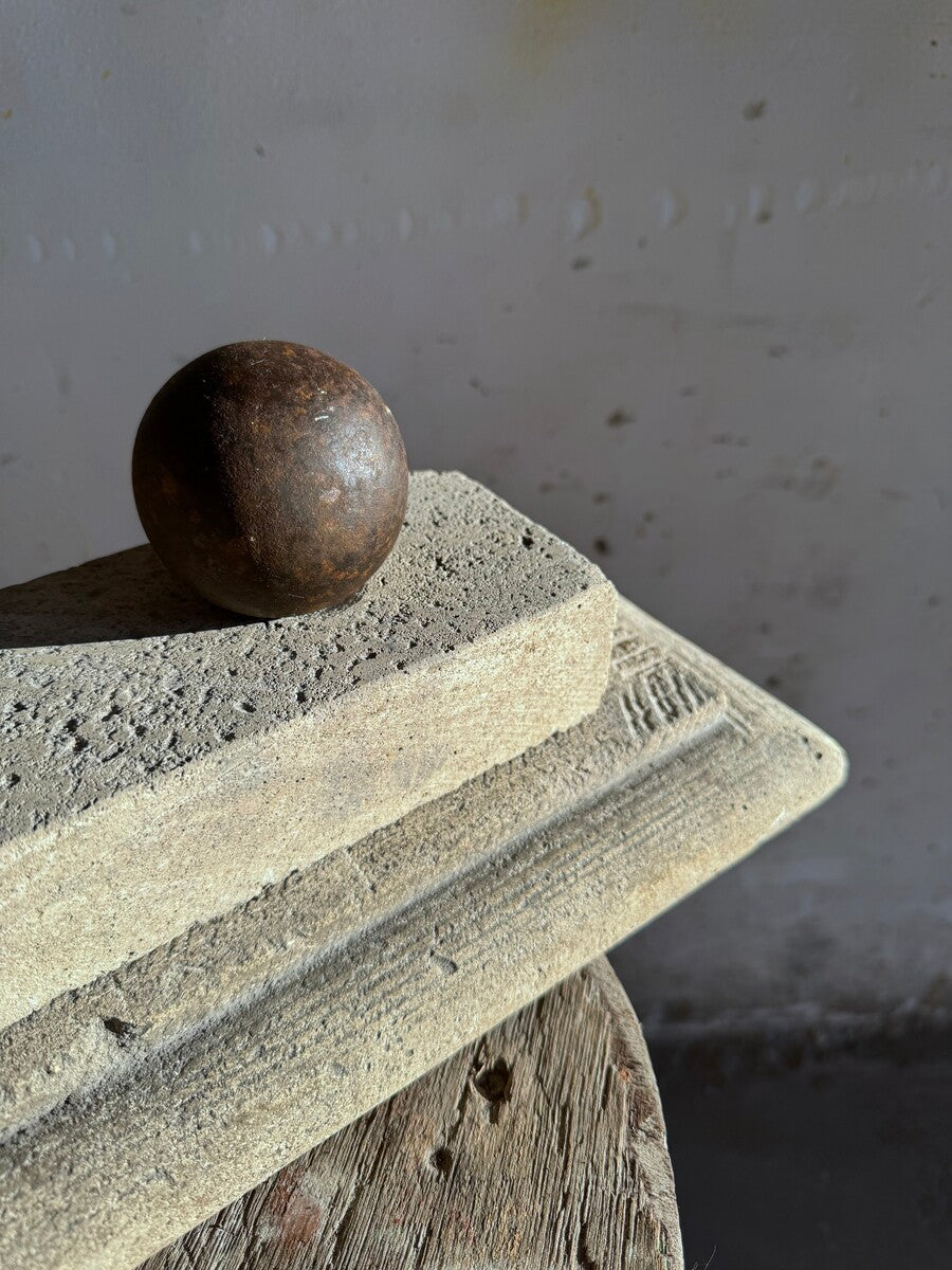 Set of 4 cannonballs on pedestal – Walter De Buck