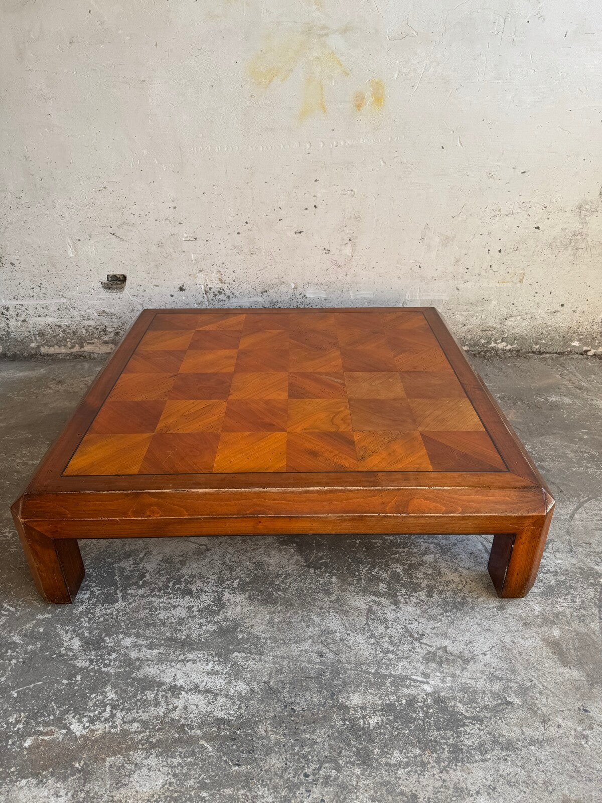 Lage houten salontafel met ingelegd motief (ca. 1970)