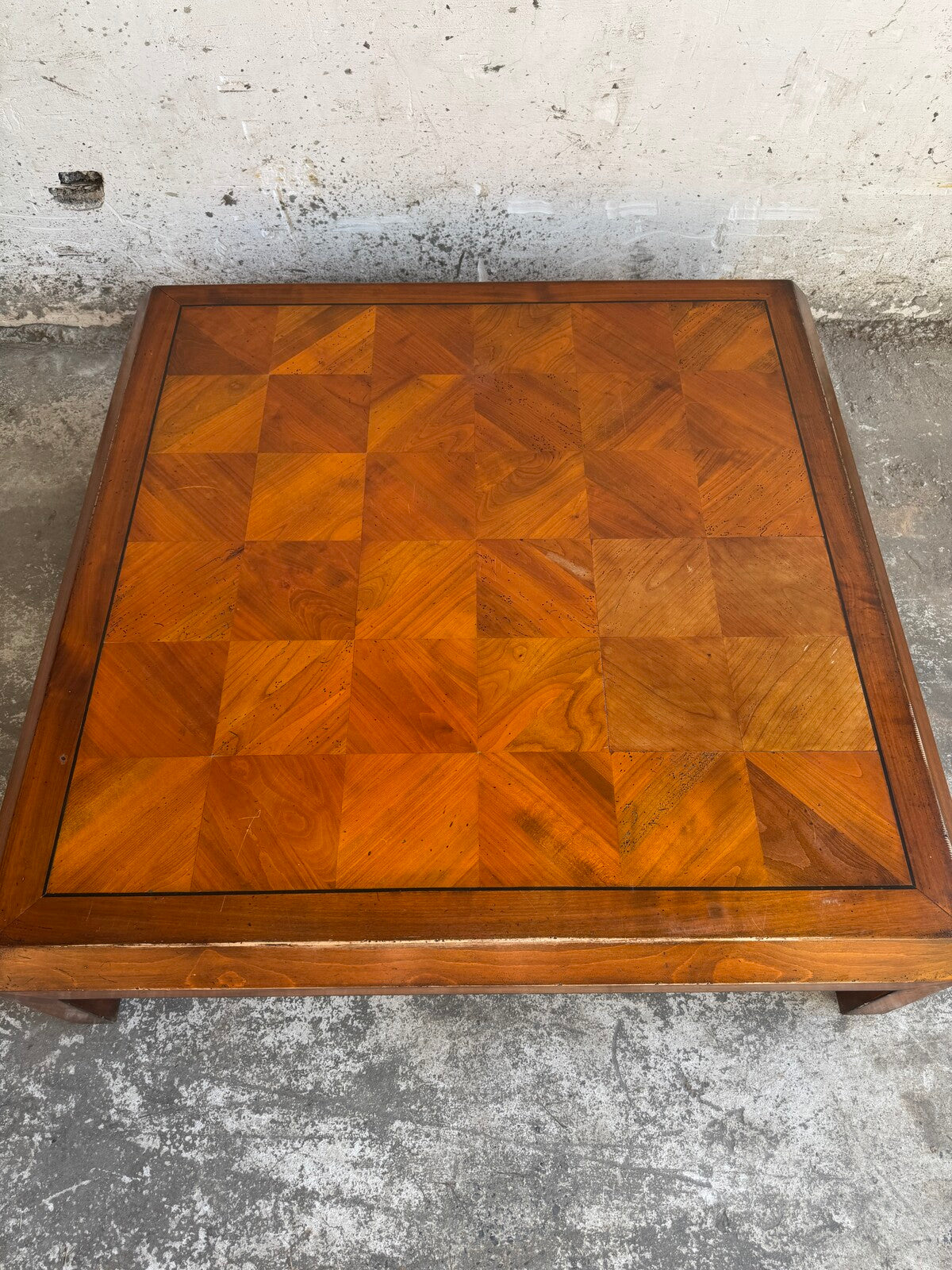 Lage houten salontafel met ingelegd motief (ca. 1970)