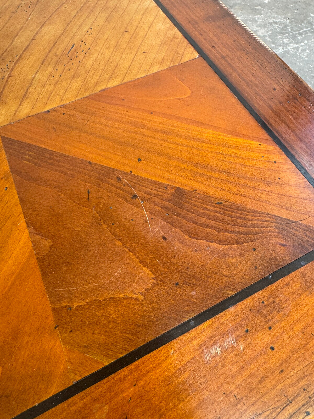 Lage houten salontafel met ingelegd motief (ca. 1970)