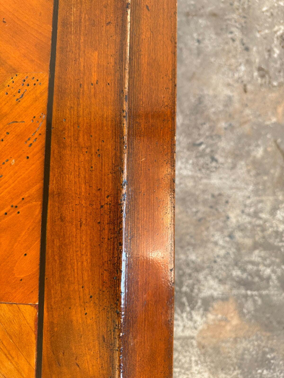 Lage houten salontafel met ingelegd motief (ca. 1970)