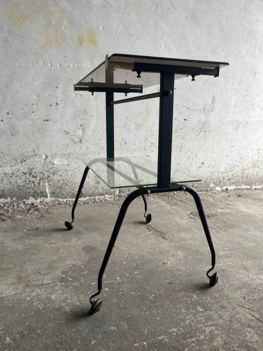 Messing en glazen trolley uit het midden van de vorige eeuw met gebeeldhouwde poten