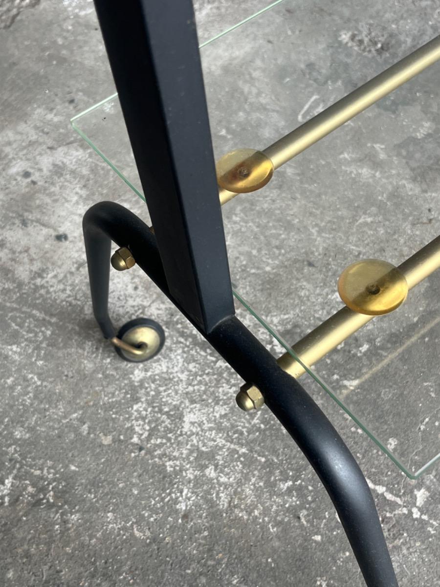 Messing en glazen trolley uit het midden van de vorige eeuw met gebeeldhouwde poten