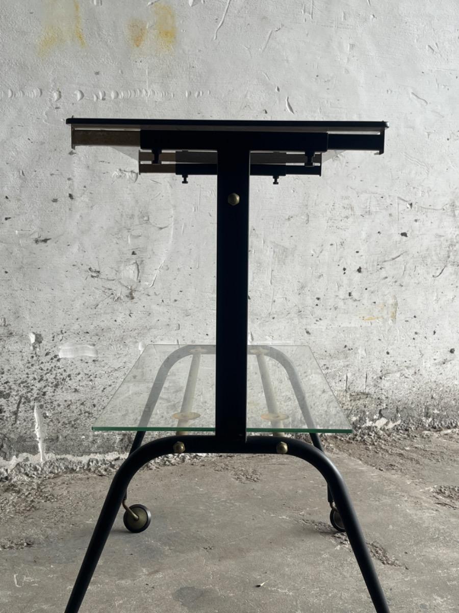 Messing en glazen trolley uit het midden van de vorige eeuw met gebeeldhouwde poten