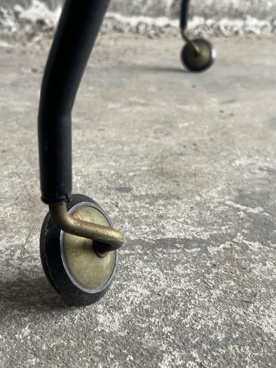 Messing en glazen trolley uit het midden van de vorige eeuw met gebeeldhouwde poten