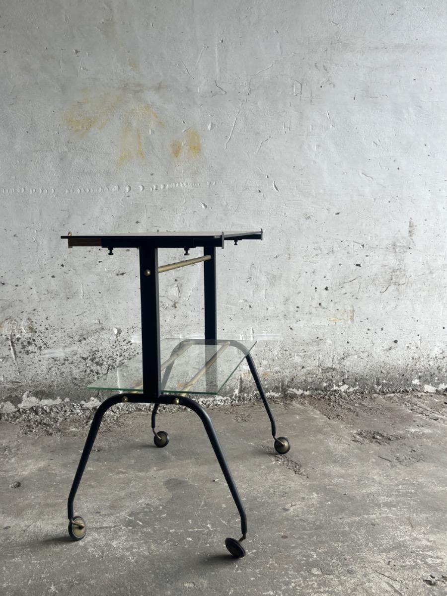 Messing en glazen trolley uit het midden van de vorige eeuw met gebeeldhouwde poten