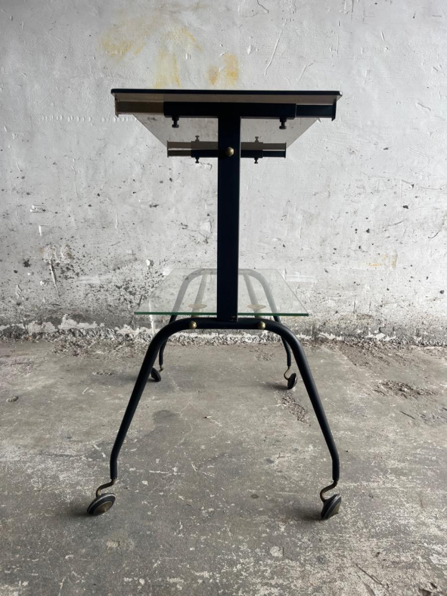 Messing en glazen trolley uit het midden van de vorige eeuw met gebeeldhouwde poten