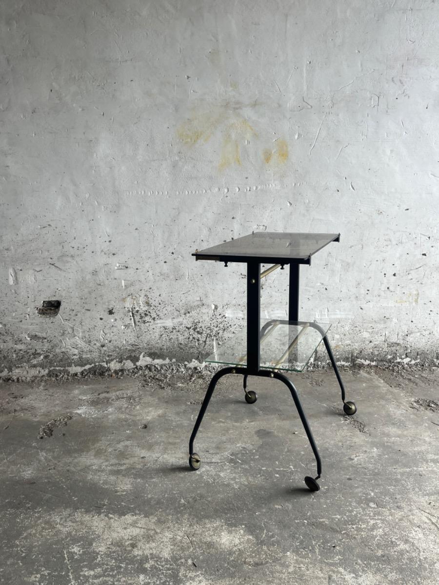 Messing en glazen trolley uit het midden van de vorige eeuw met gebeeldhouwde poten