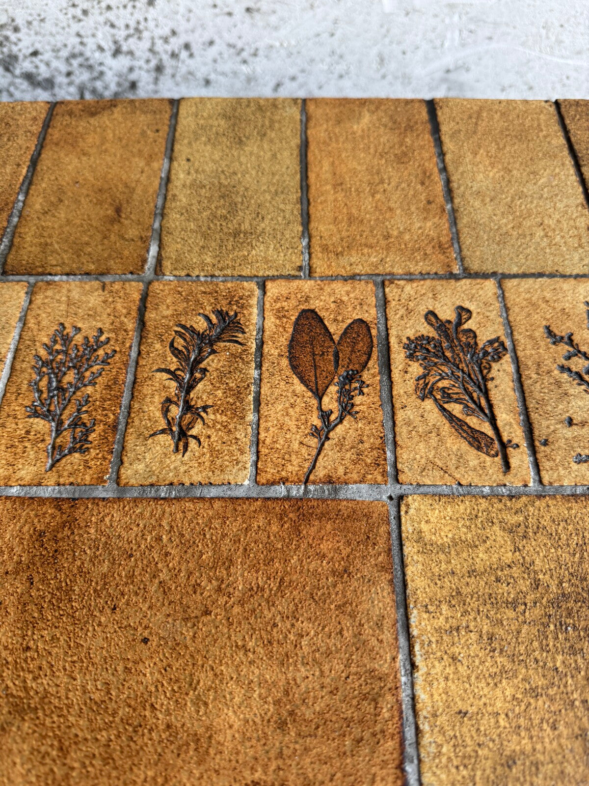 Roger Capron salontafel met bladmotief in keramiek