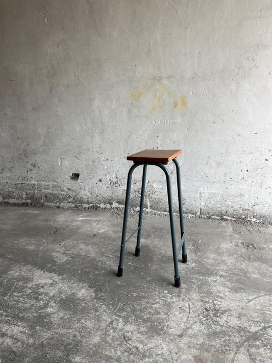 Upcycled industriële laboratoriumkruk