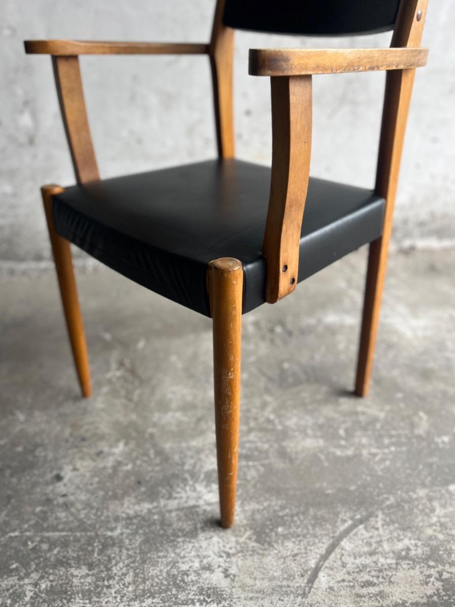 Vintage beukenhouten armstoelen met zwart skai (set van 2)