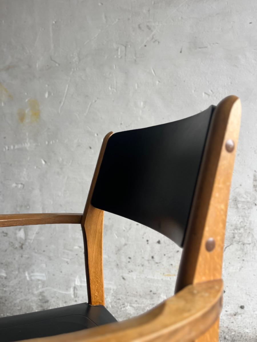 Vintage beukenhouten armstoelen met zwart skai (set van 2)