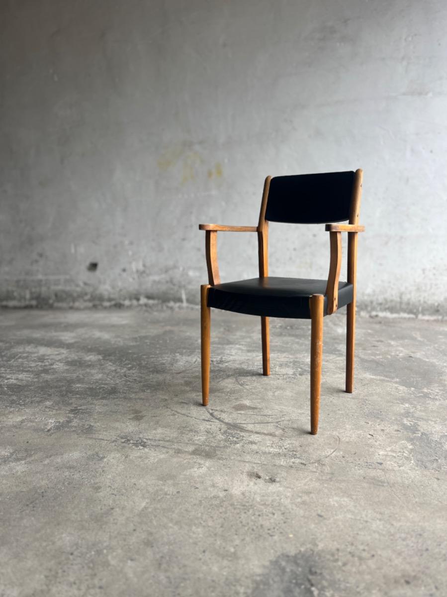 Vintage beukenhouten armstoelen met zwart skai (set van 2)