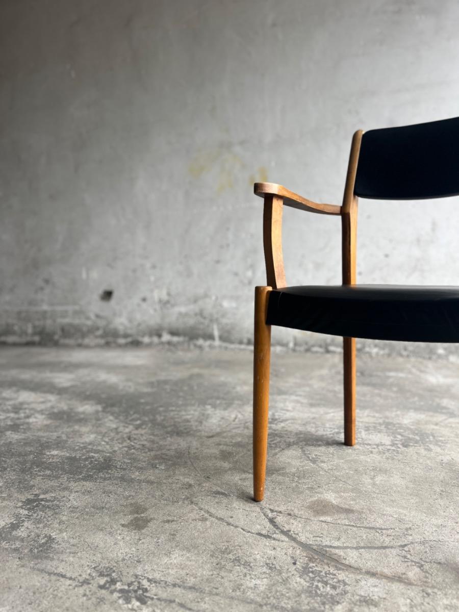 Vintage beukenhouten armstoelen met zwart skai (set van 2)