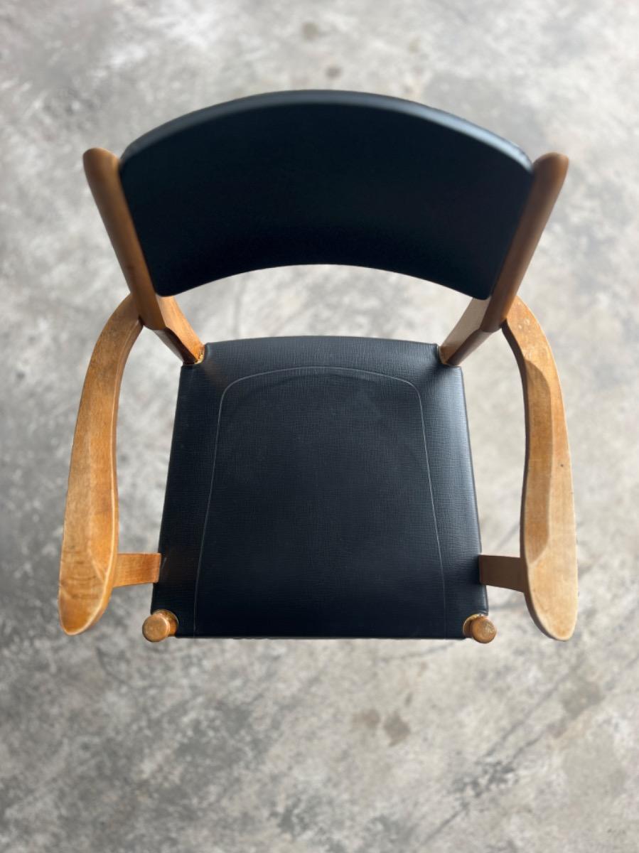 Vintage beukenhouten armstoelen met zwart skai (set van 2)