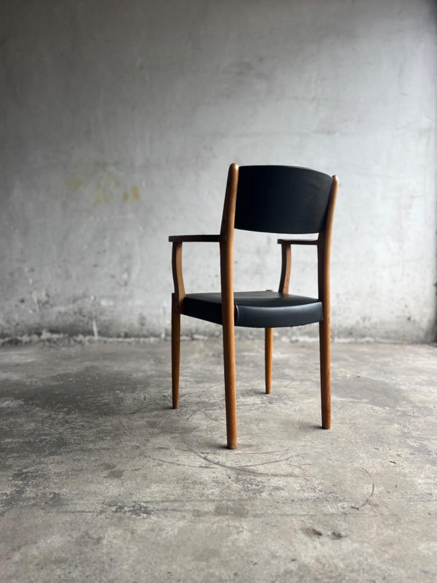 Vintage beukenhouten armstoelen met zwart skai (set van 2)