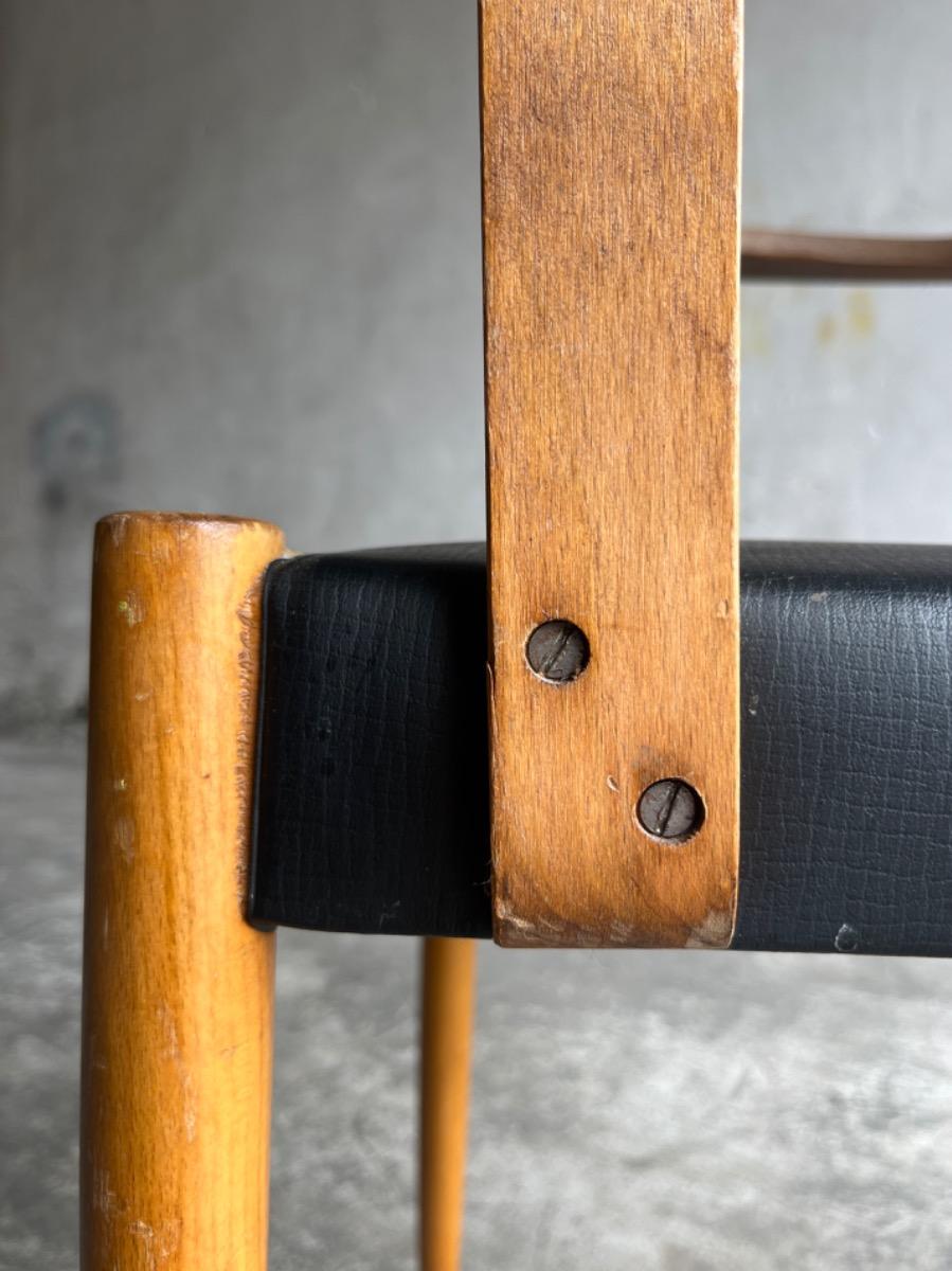 Vintage beukenhouten armstoelen met zwart skai (set van 2)