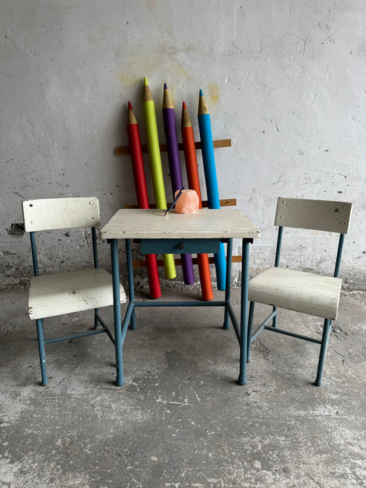 Vintage kinderset met tafel en twee stoelen in wit en blauw