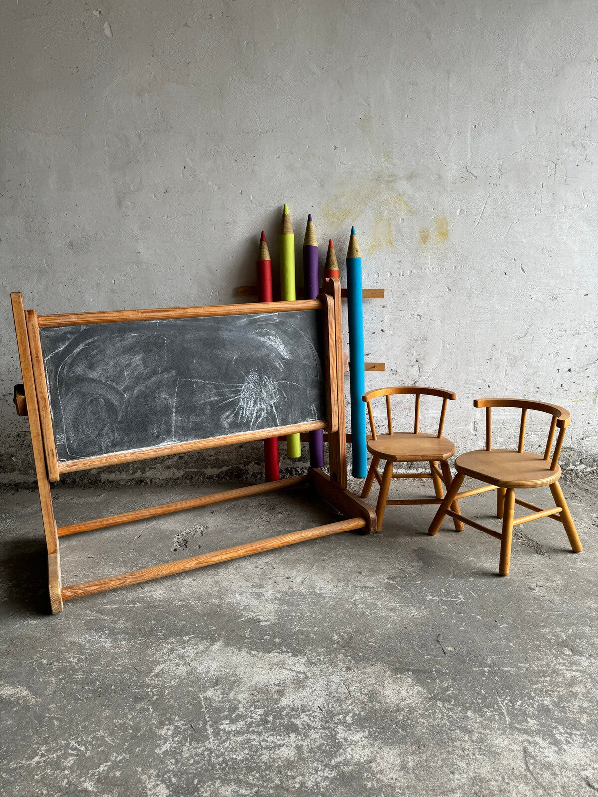 Vintage chalqbord met een paar kinderzitjes