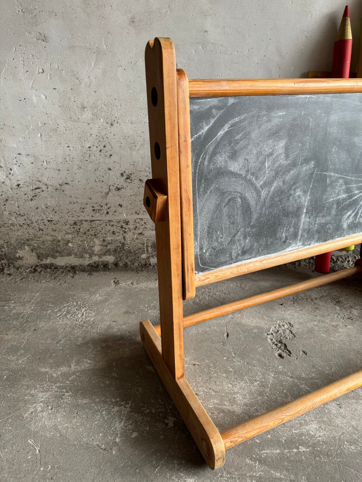 Vintage chalqbord met een paar kinderzitjes