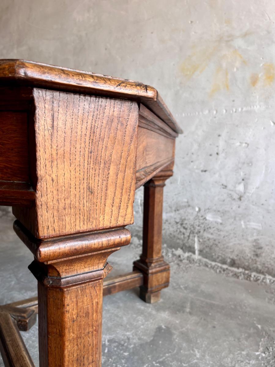 Franse eettafel in neorenaissancestijl met kruispoot