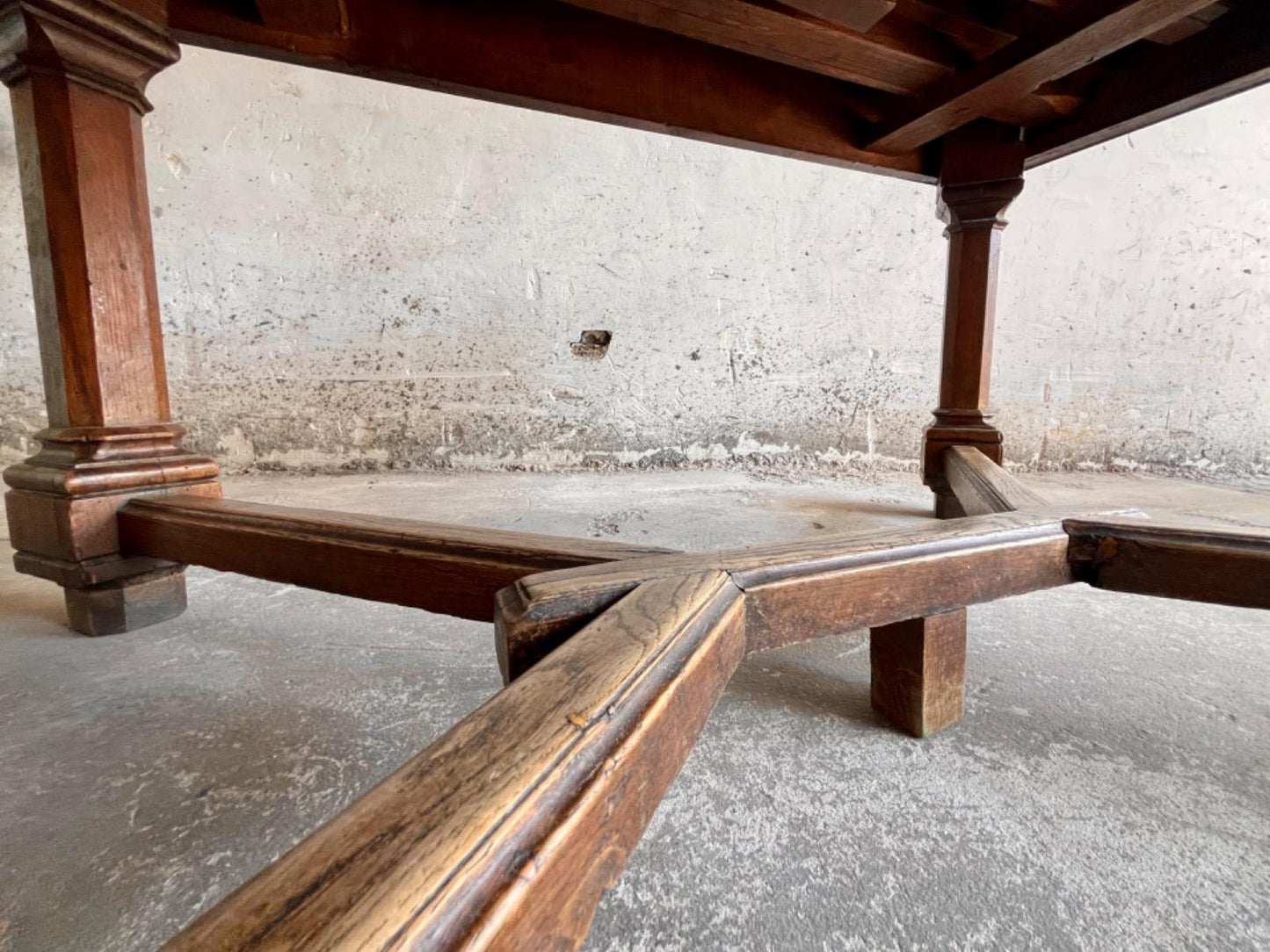 Franse eettafel in neorenaissancestijl met kruispoot