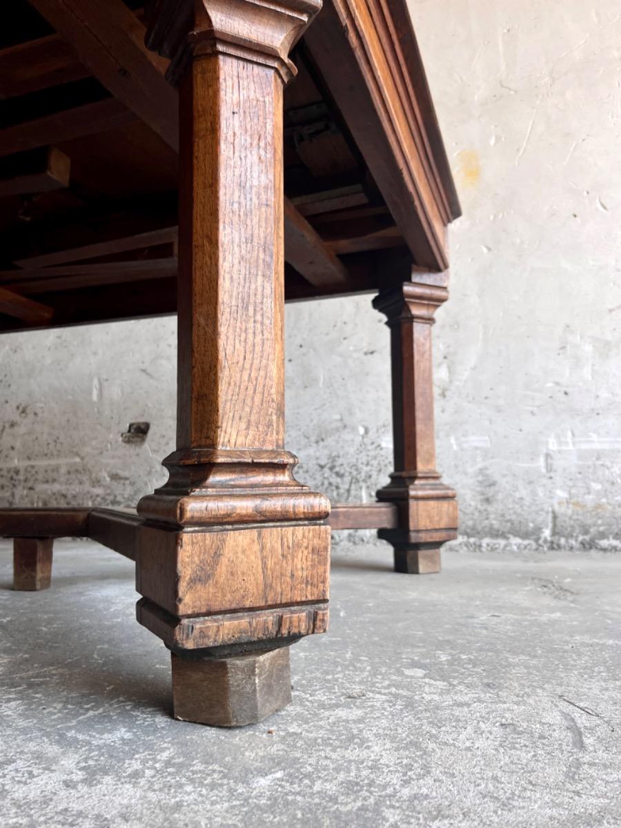 Franse eettafel in neorenaissancestijl met kruispoot