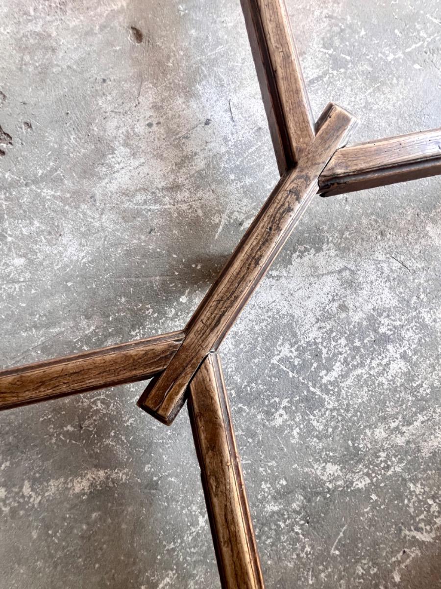 Franse eettafel in neorenaissancestijl met kruispoot