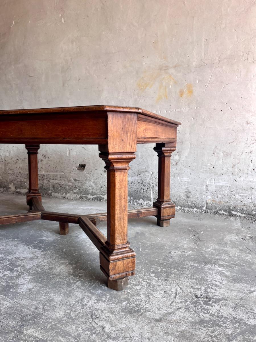 Franse eettafel in neorenaissancestijl met kruispoot