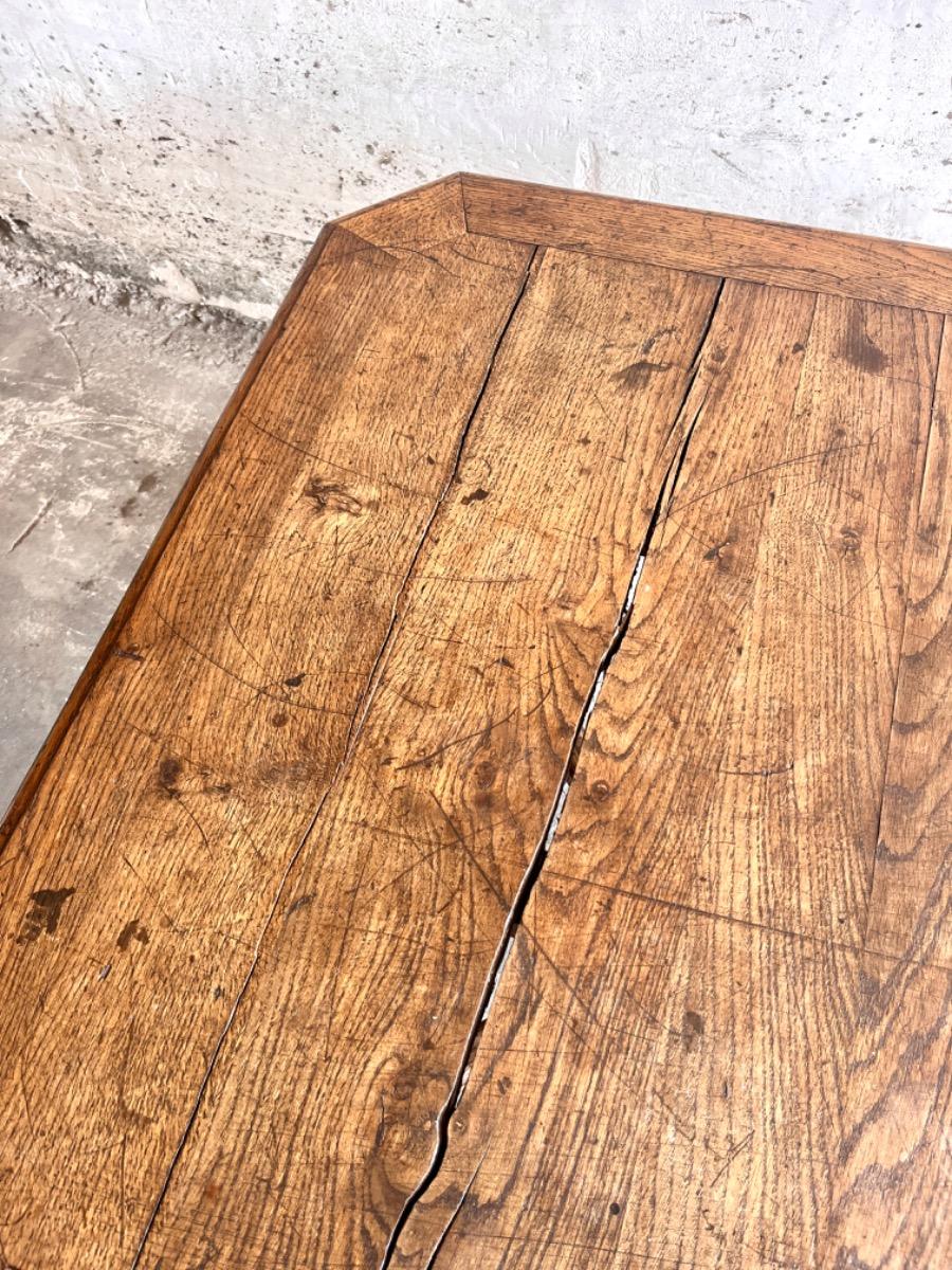 Franse eettafel in neorenaissancestijl met kruispoot