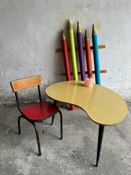 Vintage kinderset met niervormig tafeltje en schoolstoel