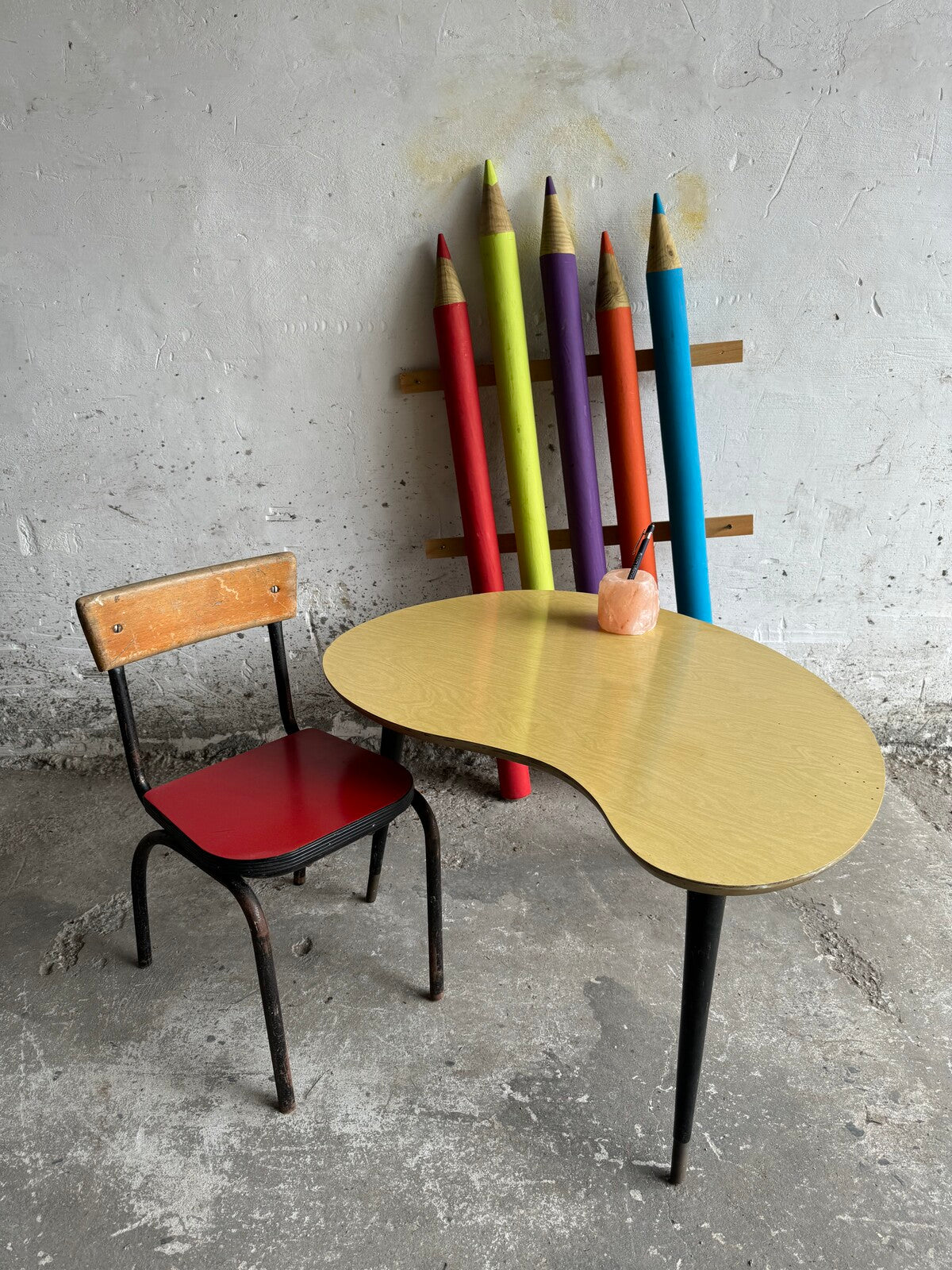 Vintage kinderset met niervormig tafeltje en schoolstoel