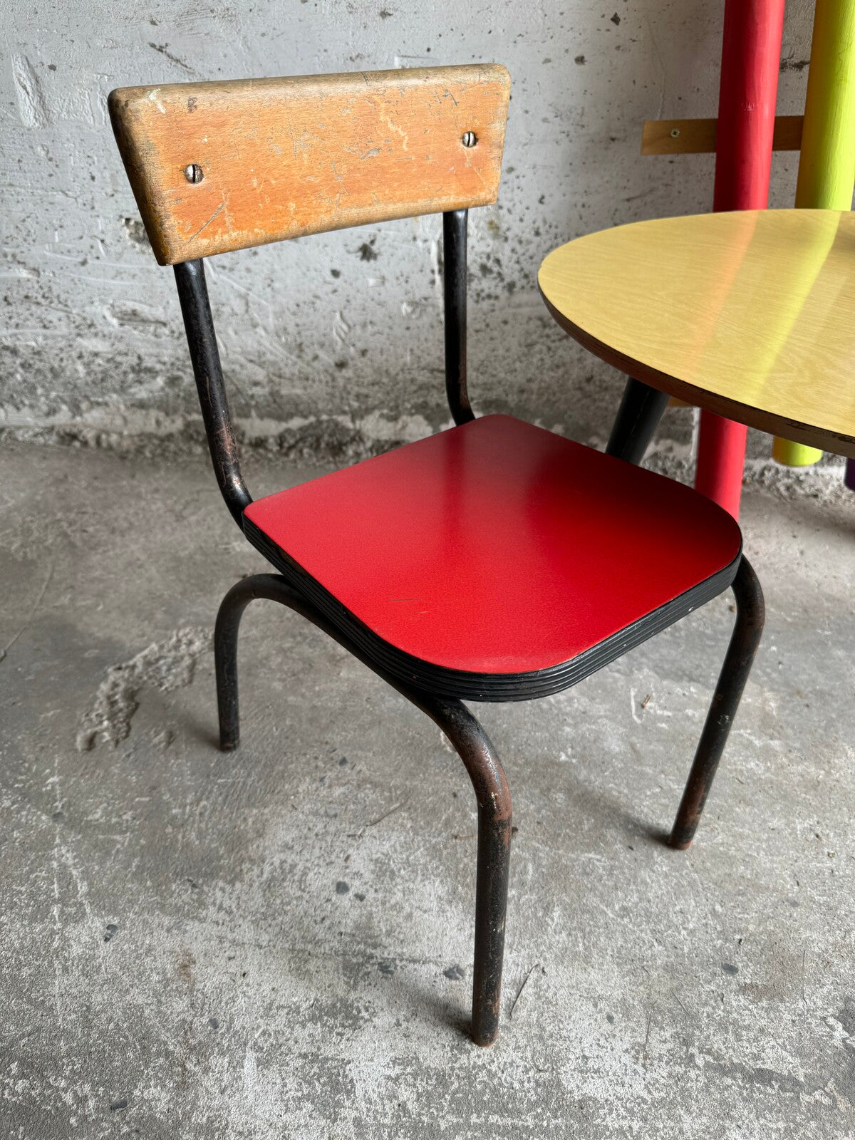 Vintage kinderset met niervormig tafeltje en schoolstoel