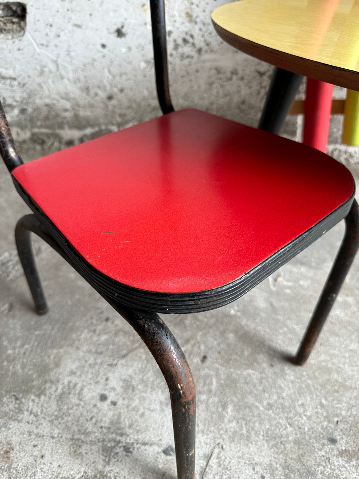 Vintage kinderset met niervormig tafeltje en schoolstoel