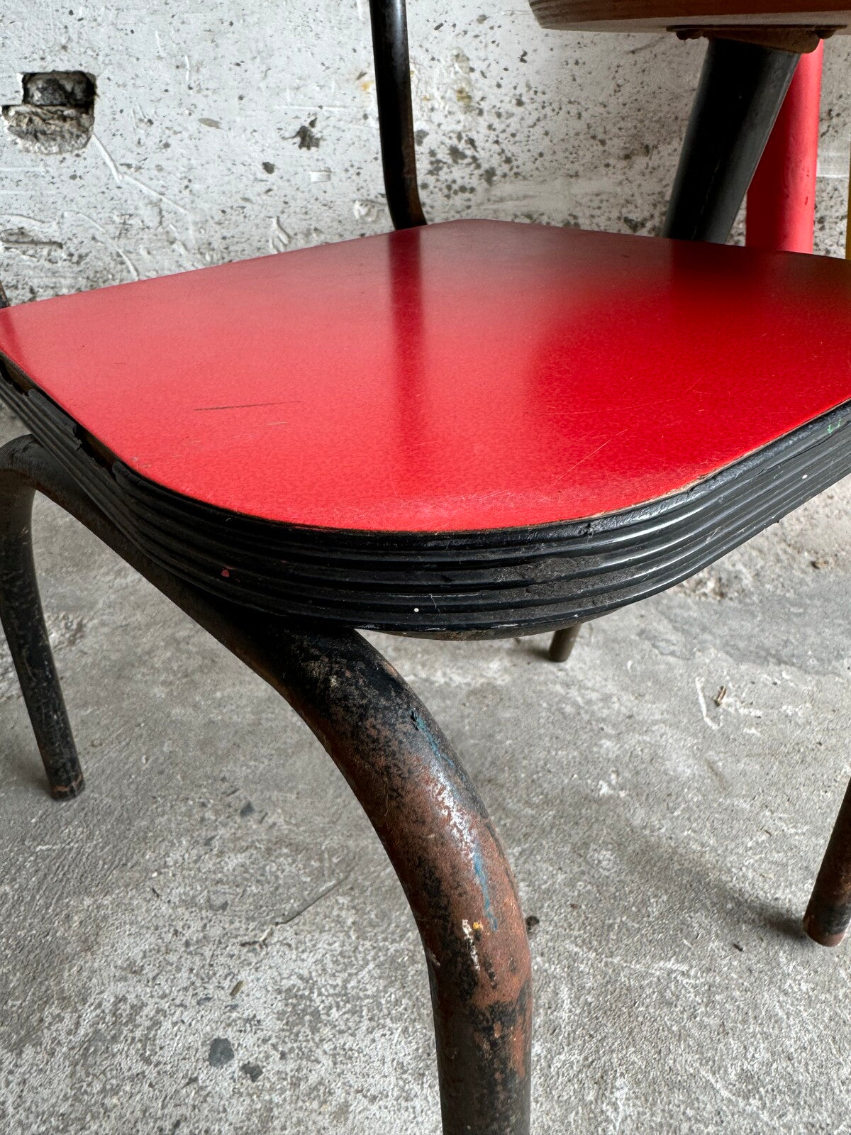 Vintage kinderset met niervormig tafeltje en schoolstoel