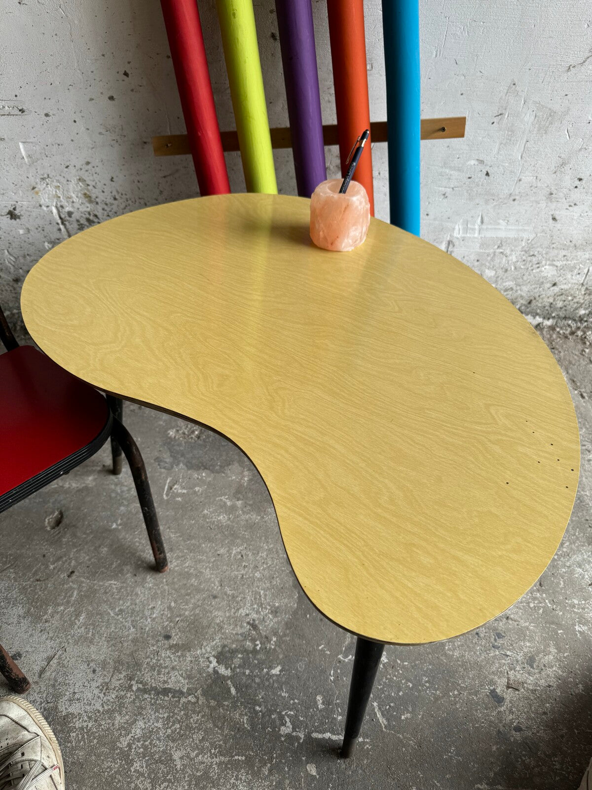 Vintage kinderset met niervormig tafeltje en schoolstoel