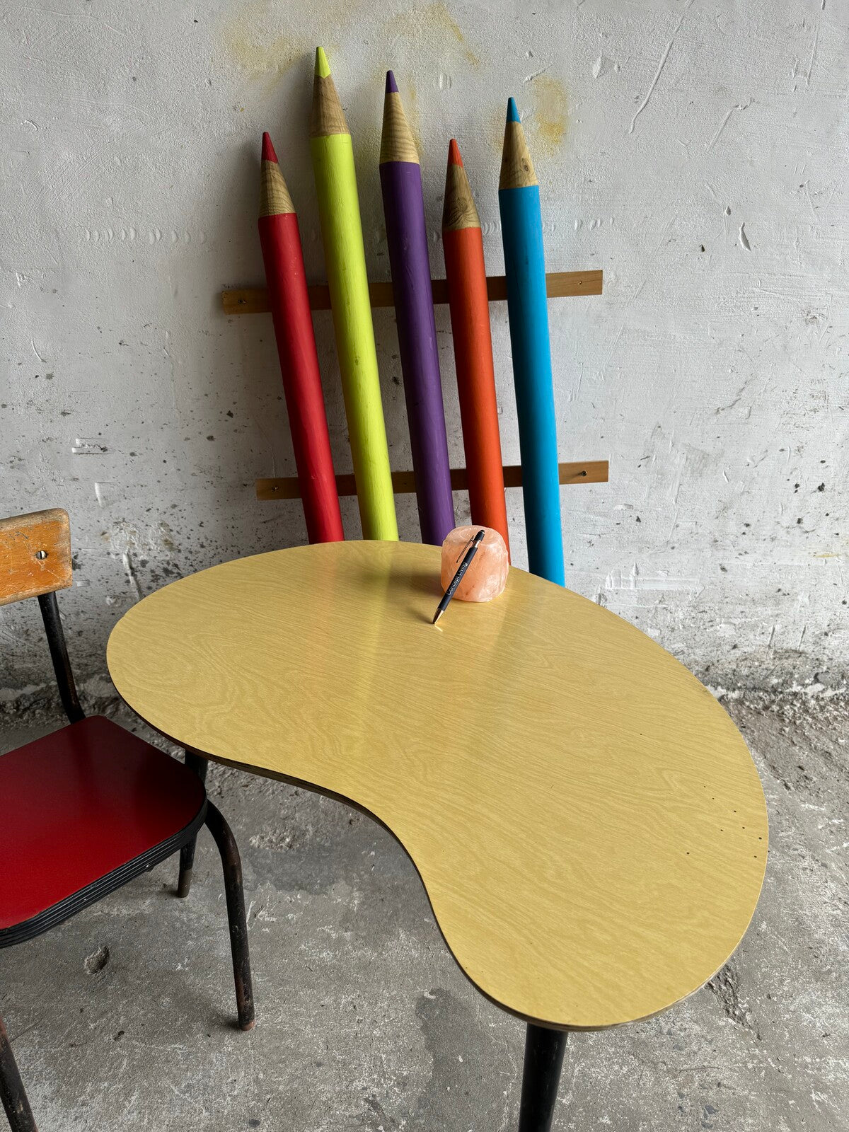 Vintage kinderset met niervormig tafeltje en schoolstoel