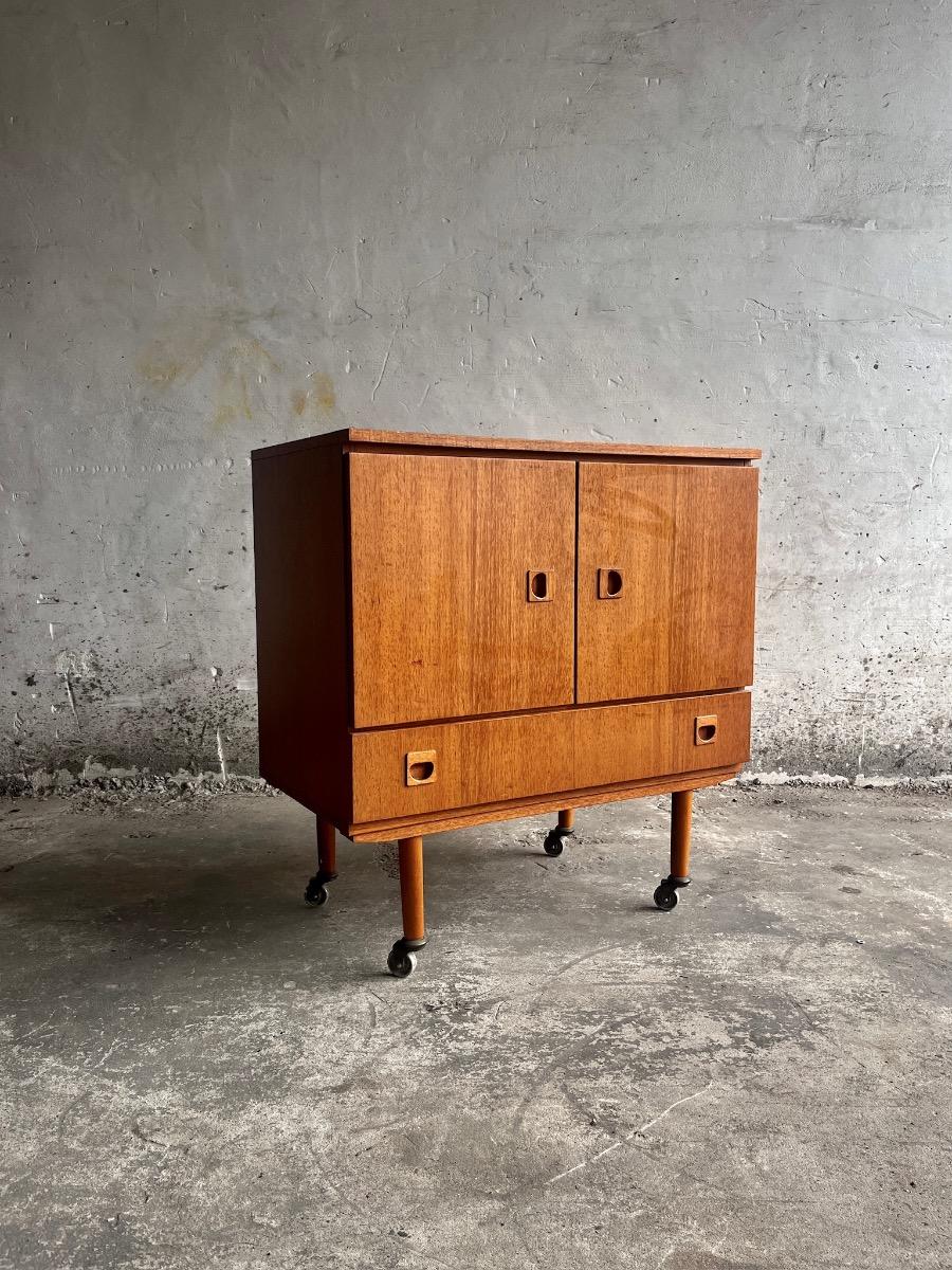 Dressoir vintage en teck sur roulettes conçu par Berner Huwel